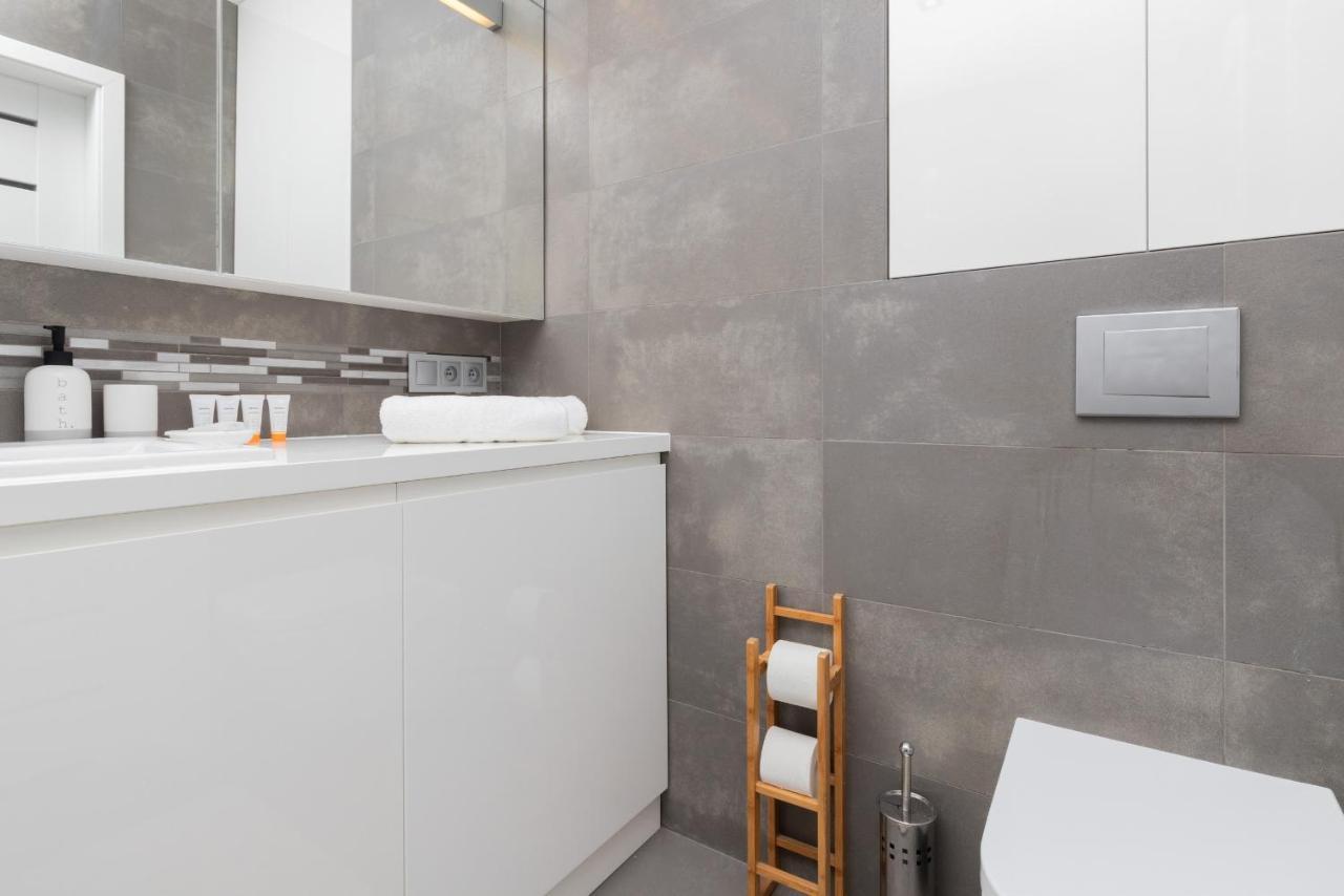 Spacious Aleja Rzeczypospolitej With Balcony By Renters Gdańsk